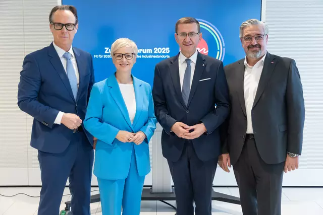 V. l.: Joachim Haindl-Grutsch, Geschäftsführer Industriellenvereinigung OÖ, Doris Hummer, Präsidentin Wirtschaftskammer OÖ, Wirtschafts- und Forschungs-Landesrat Markus Achleitner und Andreas Stangl, Präsident Arbeiterkammer OÖ. | Foto: cityfoto/Pelzl