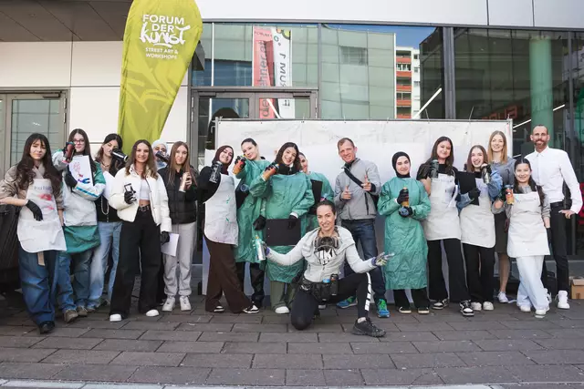 Alle Teilnehmerinnen des Workshops mit den Künstlern Soma und Muck (Mitter), sowie Kurt Müller, Center-Manager des Forum 1 (rechts) und Anna Pichler, Marketing Leitung im Forum 1. | Foto: Forum 1 / Thomas Schaier