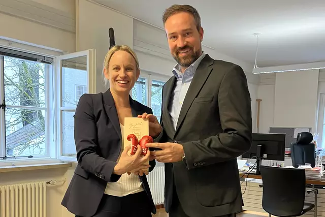 Die Stadt-Salzburgerin Michaela Schmidt ist in der neuen Bundesregierung als Staatssekretärin für Kunst, Kultur, öffentlichen Dienst und Sport dem gleichnamigen Bundesministerium von Vizekanzler Andreas Babler zugeteilt. Am 31. März 2025 absolvierte sie ein Arbeitsgespräch mit Landeshauptmann-Stellvertreter Stefan Schnöll. Im Bild: Landeshauptmann-Stellvertreter Stefan Schnöll mit Staatssekretärin Michaela Schmidt; Stadt Salzburg, 31.3.2025 Land Salzburg/Büro Schnöll, Stadt Salzburg | Foto: Land Salzburg/Büro Schnöll