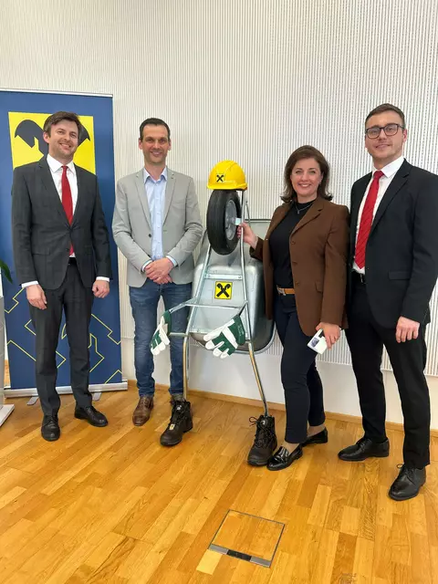Martin Hutterer (Geschäftsleiter RB Region Vöcklabruck), Anton Brunmayr, Katharina Aechter und Thomas Zilles (Kundenbetreuer RB Region Vöcklabruck) (v.l.) | Foto: Raiffeisenbank Region Vöcklabruck