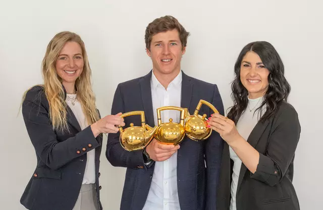 Drei Wintersportler und ihre "Teekannen": Lisa Hauser, Raphael Haaser, Stephanie Venier. | Foto: Teekanne/Spiess