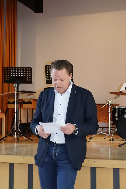 Grußworte kamen von Christian Handl (CEO Handy Tyrol).  | Foto: Elisabeth Zangerl