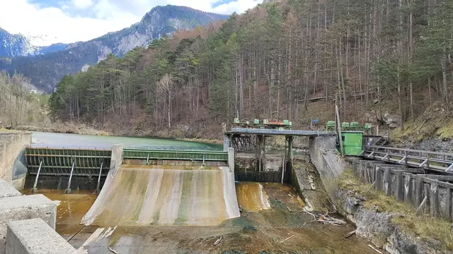 entlang des Berghangs führt der Steig weiter... | Foto: I.Wozonig