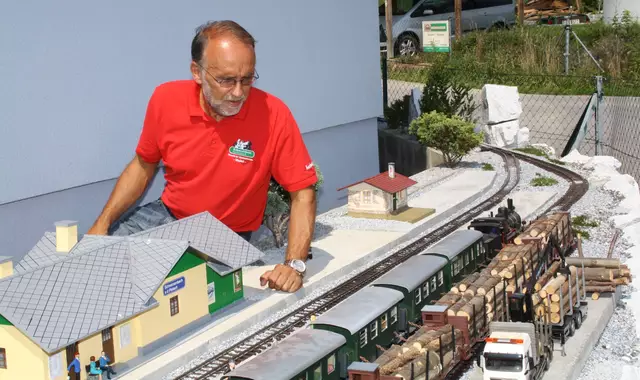 Zug fährt ab heißt es bei der Mariazellerbahn im Miniaturformat in Hart bei Graz. | Foto: Edith Ertl