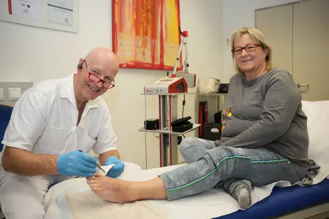Wundmanager Franz Hinterholzer mit der zufriedenen Patientin Dagmar L. | Foto: OÖG