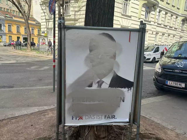 FPÖ-Plakate wurden beschädigt, hier etwa am Joseph-Matthias-Hauer Platz im 8. Bezirk. | Foto: Philipp Scheiber/MeinBezirk