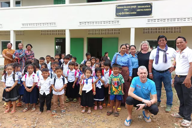 Fritz Kieninger (vorne mit blauem Shirt) berichtet über seine eindrucksvolle Bilanz. | Foto: Verein Kakihe