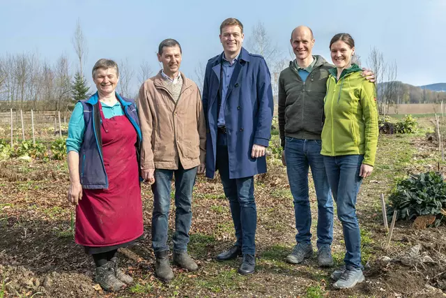 Landesrat Kaineder beim Besuch in der Gärtnerei Schützenhofer in Rohr. | Foto: Land OÖ/Charlotte Guggenberger