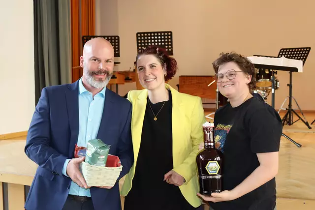 Tobias Stocker (Pädagoge BRG/BORG Landeck) und seine Kollegin Christina Patterer (Pädagogin Meinhardinum Stams, Mitte) organisierten den Landeswettbewerb der Österreichischen Chemieolympiade in Landeck, mit im Bild ist Tina Birkner (Kursleiterin BRG BORG Telfs).  | Foto: Elisabeth Zangerl