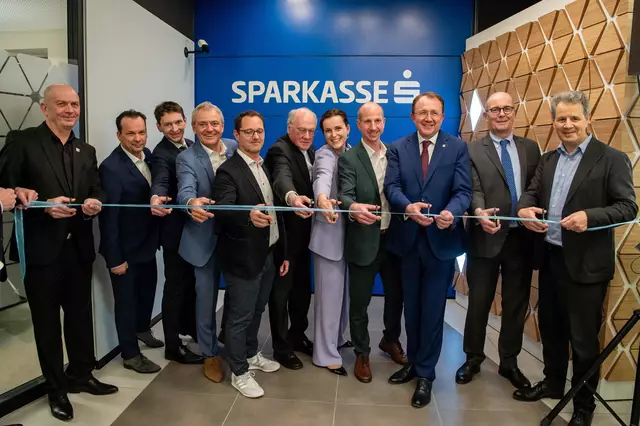 Hochkarätige Gäste bei der Eröffnung der neuen Bankfiliale der Sparkasse in Mühlbach Ost | Foto: Tanja Wagner