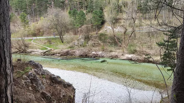 schön wir die Farben schillern, darüber verläuft die Höllental Straße... | Foto: I.Wozonig