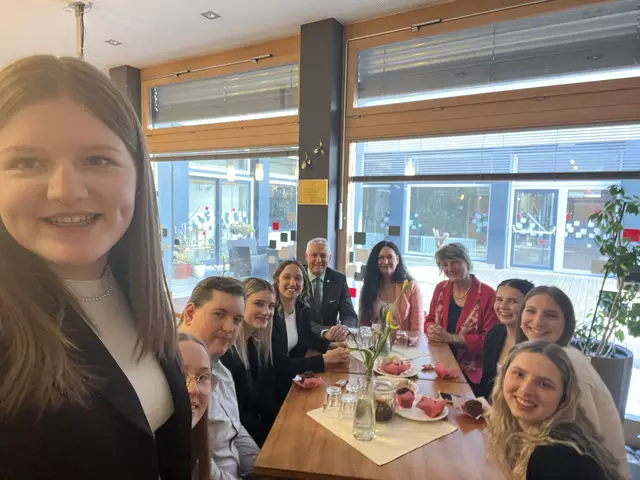 Auf Einladung des Direktors feiert die zertifzierte Schülergruppe ihren Erfolg im HLW Lehrcafé nach Absolvierung der ausgezeichneten Prüfungen! | Foto: (c) hlwspittal 2025, Lackner/Ambros