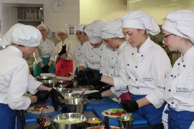 Die Schülerinnen in der Schulküche. | Foto: Staudinger