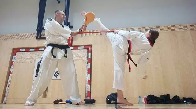 Jochen Stampfl beim Training mit Tochter Amelie. | Foto: TKD Askö Freistadt