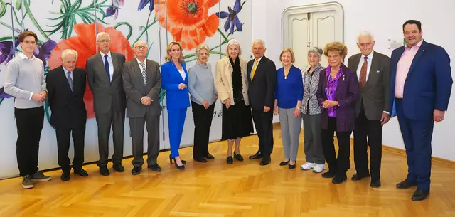 Alles Gute zum 85. Geburtstag!
Bürgermeister Johann Zeiner, Vizebürgermeisterin Michaela Haidvogel sowie die Gemeinderäte
Erik Baldassari und Markus Waldner gratulierten Erich Krimmel, Friedrich Stefan, Wilhelm
Gewohn, Brita Schwomma, Rosemarie Joch, Gertraud Von Holn, Irmgard Brunn, Johanna
Gasparin und Anton Voykowitsch (v.l.). | Foto: Marktgemeinde Maria Enzersdorf