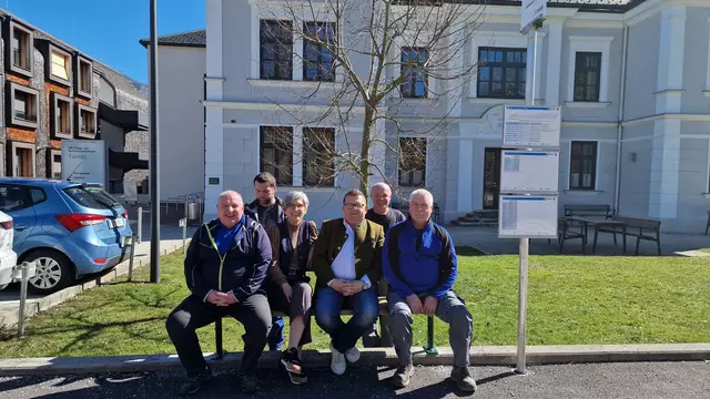 In der Bushaltestelle in Türnitz wurden Sitzgelegenheiten für wartende ältere Bürger eingerichtet. | Foto: Gemeinde Türnitz