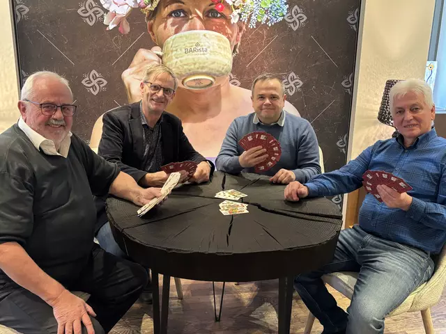 Freuen sich über ein gutes Blatt: Josef "Sepp" Lang, Gerhard Schwingenschlögl, Roland Zehentmayer und Walter Stockinger (v. l.). | Foto: MeinBezirk/Ebner