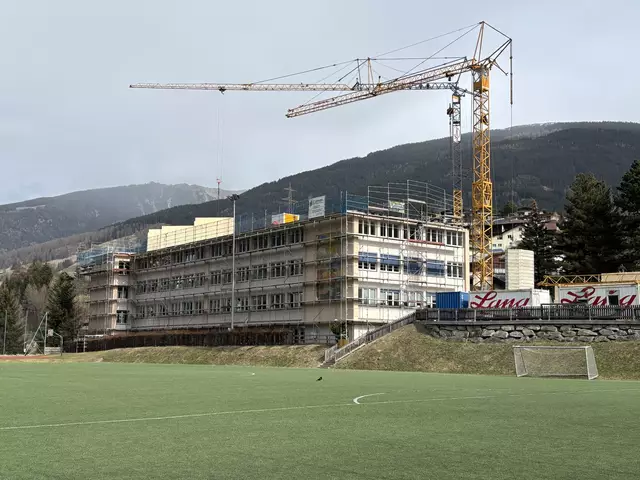 In der MS Matrei drücken derzeit rund 260 Kinder aus Matrei, Navis und Ellbögen die Schulbank. In Zukunft werden es mehr sein, deshalb werden am Gebäude neue Kapazitäten geschaffen. | Foto: Kainz