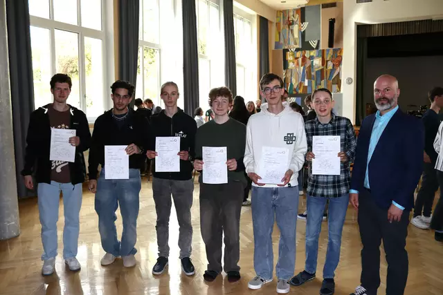 Die erfolgreichen sechs Teilnehmer des BRG/BORG Landeck, von links: Christian Leitl, Youssef Nsir, Matthias Schönherr, Moritz Pfandler, Moritz Maynollo und Lorenz Waldegger mit Chemie-Professor und Organisator Tobias Stocker.  | Foto: Elisabeth Zangerl