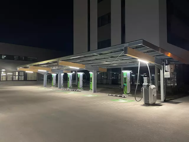 in weiteres Alleinstellungsmerkmal des Ladeparks sind die hohen Ladeleistungen. Um diese
sicherzustellen, wurde der Hardwarehersteller Huawei als Technologiepartner mit an Bord geholt. | Foto: SPL Tele