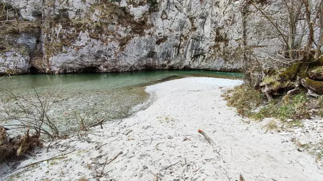 hier gibt es sogar einen kleinen Sandstrand... | Foto: I.Wozonig