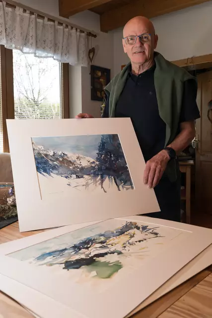 Der Wartmannstetter mit einigen seiner Auqarellmalereien. | Foto: Santrucek