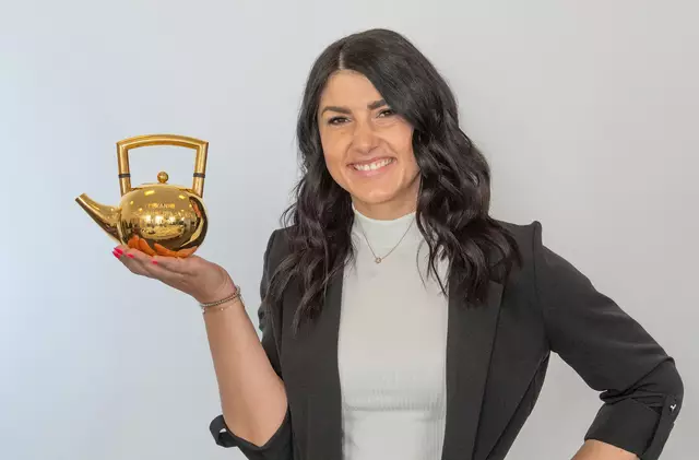 Die Goldene Teekanne gab es "Sympathieträgerin" Stephanie Venier aus Oberperfuss bereits zum dritten Mal in Folge. | Foto: Teekanne/Foto Spiess