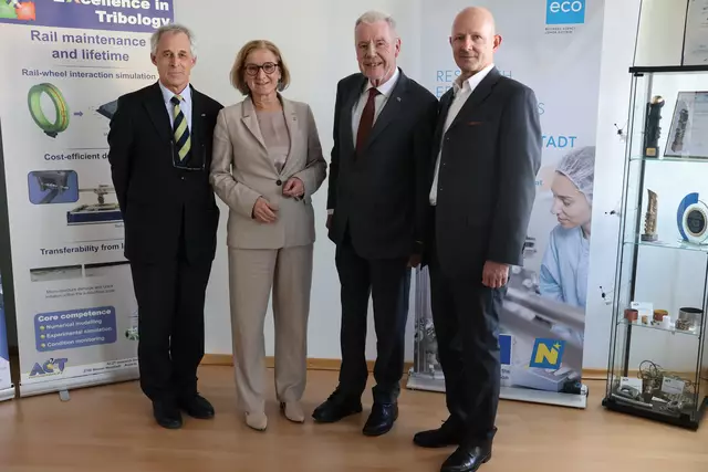 Bürgermeister Klaus Schneeberger (ÖVP), AC2T Geschäftsführer Andreas Pauschitz, Landeshauptfrau Johanna Mikl-Leitner (ÖVP), ecoplus Prokurist Claus Zeppelzauer. | Foto: Kathrin Schauer