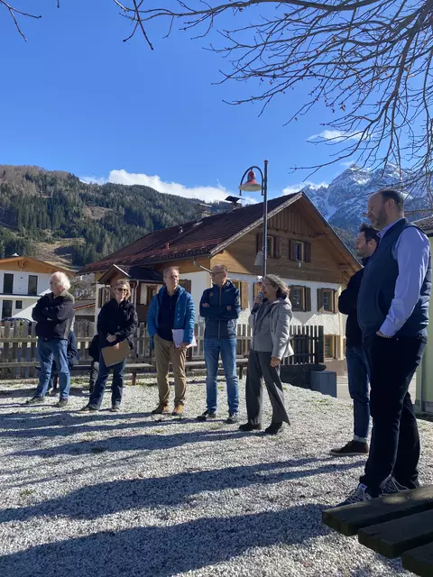 Das Miederer Dorfzentrum soll künftig ein einladender Begegnungsort für alle sein. Mit hoher Aufenthaltsqualität und verbesserter Verkehrssicherheit, insbesondere für Kinder und ältere Menschen.  | Foto: U1architektur