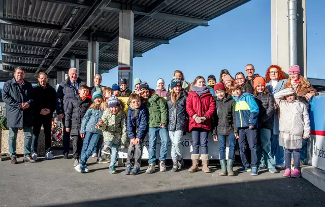 Kürzlich besuchte die 3 A der Volksschule Nonntal den Recyclinghof Maxglan und nahm an einem Workshop des Abfallservice der Stadt Salzburg teil. In den eigens entwickelten Workshops lernen Kinder nicht nur, wie Abfall richtig getrennt und vermieden wird, sondern auch, warum die Kreislaufwirtschaft so wichtig für die Umwelt ist. | Foto: Stadt Salzburg/Alexander Killer