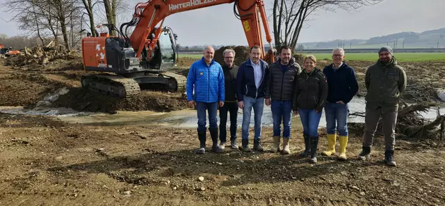 Von links: Oliver Huber (Land NÖ), Eduard Etzelsdorfer (Bauhofleiter Stadtgemeinde St. Valentin), Stadtrat Karl Bunzenberger, Baumeister Christoph Hinterholzer, Ulrike Bart Büro Blattfisch, Jörg Huber Büro IBL und Baumeister Florian Dirnberger.
 | Foto: Hinterholzer