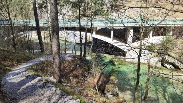...und bei der Brücke wieder hinunter... | Foto: I.Wozonig