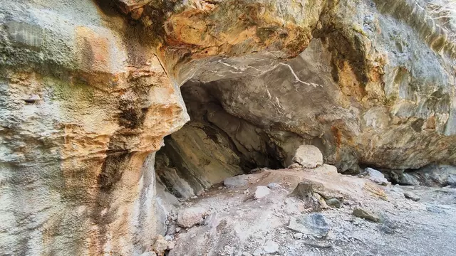 hier hat sich eine faszinierende kleine Höhle gebildet... | Foto: I.Wozonig
