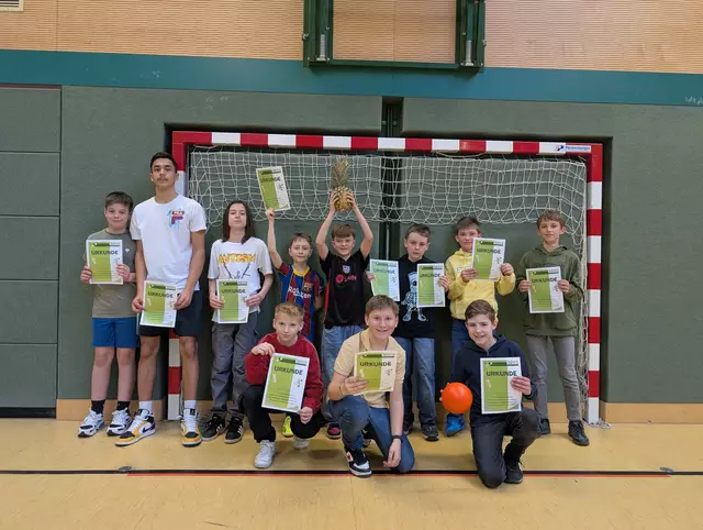 Die stolzen Burschen mit der goldenen Ananas. | Foto: BG/BORG Deutschlandsberg