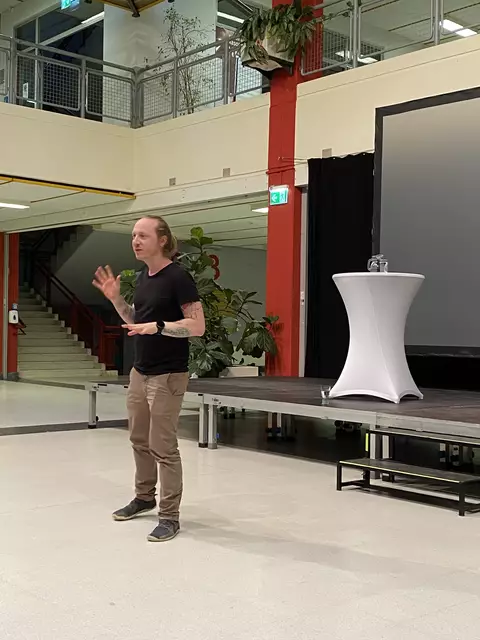 Psychotherapeut und Medienpädagoge Lukas Wagner beim Vortrag in der Aula des Bundesschulzentrums Deutschlandsberg. | Foto: BG/BORG Deutschlandsberg