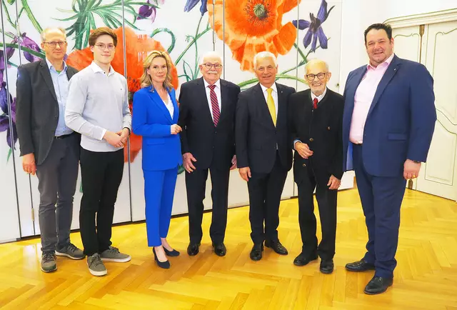 Friedrich Pflug-Hofmayr und Georg
Michalski und Beatrice Gantner feierten ihre 90. Geburtstage – Bürgermeister Johann Zeiner,
Vizebürgermeisterin Michaela Haidvogel sowie die Gemeinderäte Erik Baldassari, Wolfgang
Bernhuber und Markus Waldner gratulierten herzlich. | Foto: Marktgemeinde Maria Enzersdorf