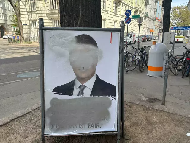 FPÖ-Plakate wurden beschädigt, hier etwa am Joseph-Matthias-Hauer Platz im 8. Bezirk. | Foto: Philipp Scheiber/MeinBezirk