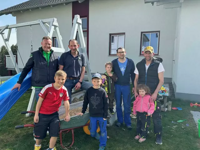 Das Team des ÖAAB Eschenau im Hausruckkreis bei einer Familie, die sich über frischen Sand freut. | Foto:  ÖAAB Eschenau i.H.
