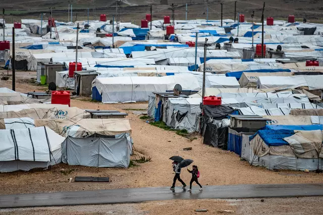 Ihr Ehemann kam in ein Gefängnis im Irak, Evelyn T. und ihr Sohn in das kurdische Gefangenenlager Roj, wo sie die nächsten acht Jahre verbringen würden. (Archiv) | Foto:  DELIL SOULEIMAN / AFP / picturedesk.com