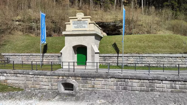 ein Denkmal erinnert an die Schenkung der Quelle von Kaiser Franz Joseph an die Bevölkerung... | Foto: I.Wozonig