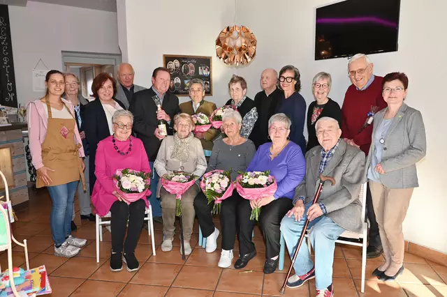 Bürgermeisterin Dagmar Händler mit Wilhelmine und Walter Buczolich, Inge und Robert Wilfried, Elfriede Bartalsky, Erika Vancl, Petra Lanzinger, Gertrud und Peter Bisovsky, Gertrud und Anton Schwab, Hertha Klaps sowie Christine und Franz Hasenöhrl. | Foto: Pohl