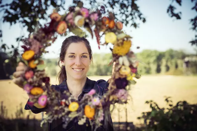 Elisabeth Rehrl aka Lisi Grün pflanzt auf ihrem Hof in Sattledt viele verschiedene Blumenarten an und gestaltet wunderschöne Gestecke. | Foto: Reini Wenzl