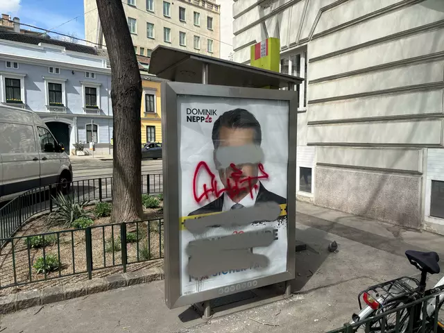 FPÖ-Plakate wurden beschädigt, hier etwa am Joseph-Matthias-Hauer Platz im 8. Bezirk. | Foto: Philipp Scheiber/MeinBezirk