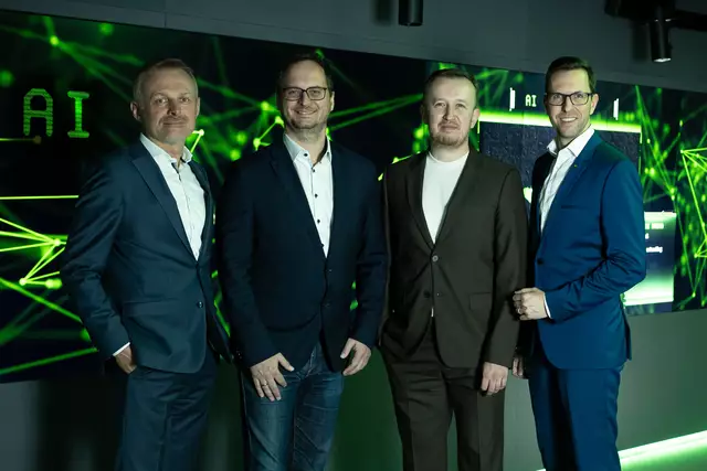 Keba übernimmt 7Lytix: V.l.n.r: Andreas Schoberleitner, CFO Keba Group AG; Franziskos Kyriakopoulos, Gründer und ehem. CEO 7Lytix; Sulejman Ganibegovic, Vice President Digital Business Keba Group AG; Christoph Knogler, CEO Keba Group AG. | Foto: Keba