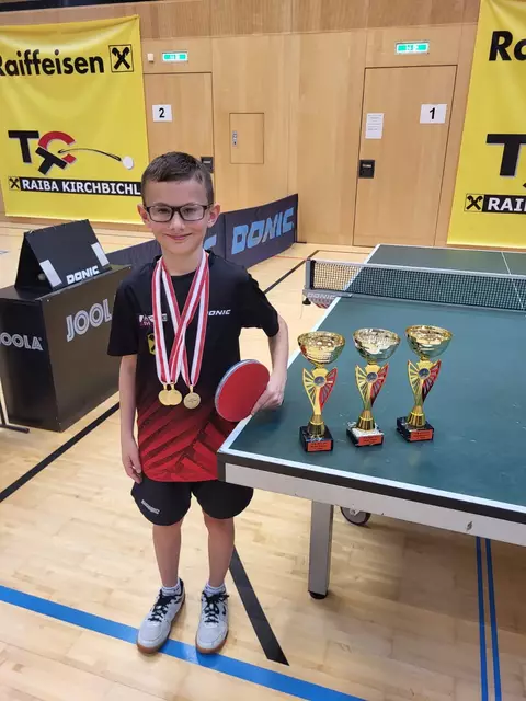 Stolz präsentiert Patrick Chmielak seine errungenen Preise bei den Tiroler Meisterschaften in Kirchbichl. | Foto: Chmielak