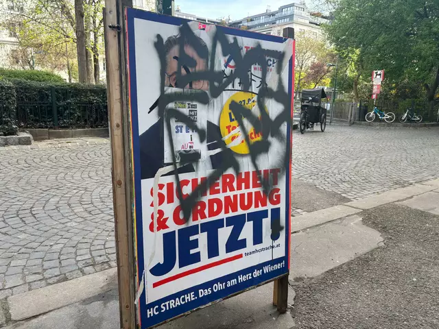 Team HC-Plakate wurden beschädigt, hier etwa am Joseph-Matthias-Hauer Platz im 8. Bezirk. | Foto: Philipp Scheiber/MeinBezirk