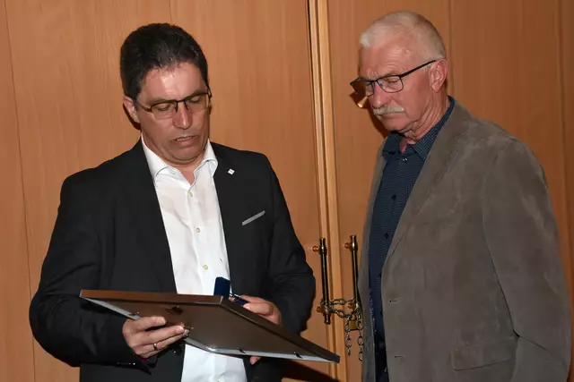Die Silberne OÖ Wasser Ehrennadel wurde von Obmann Manfred Nenning an Johann Kriener überreicht. Jahreshauptversammlung Wassergenossenschaft Pabneukirchen Markt.  | Foto: Robert Zinterhof