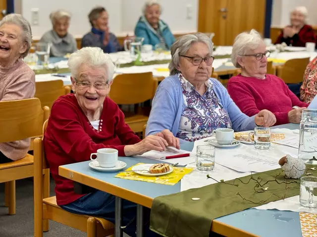 Über witzige Gedichte wird an einem Nachmittag im Monat bei den Senioren aus dem Bezirk gelacht. | Foto: Markus Kahrer