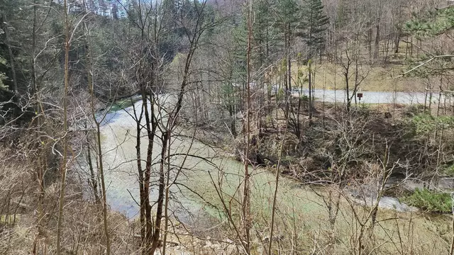 visavis einer der Parkplätze, die von Wanderern, Kletterern, und Erholungssuchenden gerne genützt werden... | Foto: I.Wozonig