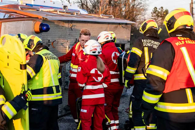 Übung für den Ernstfall: In Gunskirchen zeigten die Einsatzkräfte der Feuerwehr, der Polizei und des Roten Kreuzes, wie sie zusammenarbeiten und Leben retten können. | Foto: FFW Gunskirchen